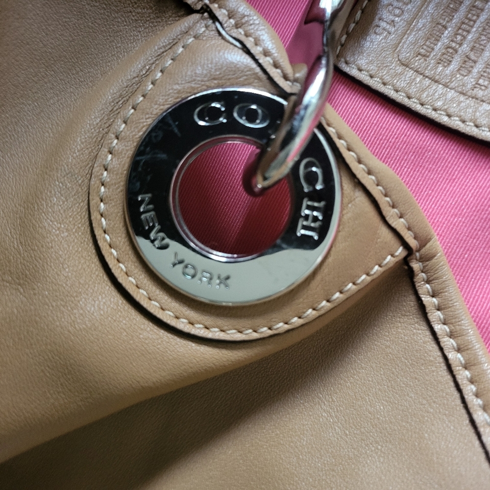 Coach Hadley Duffle Bag . - Picture 8 of 16